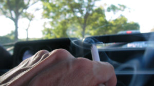 Lee más sobre el artículo ¿Se puede fumar conduciendo? Sal de dudas