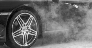 Lee más sobre el artículo ¿Tu coche echa humo blanco al arrancar? Descubre los posibles motivos
